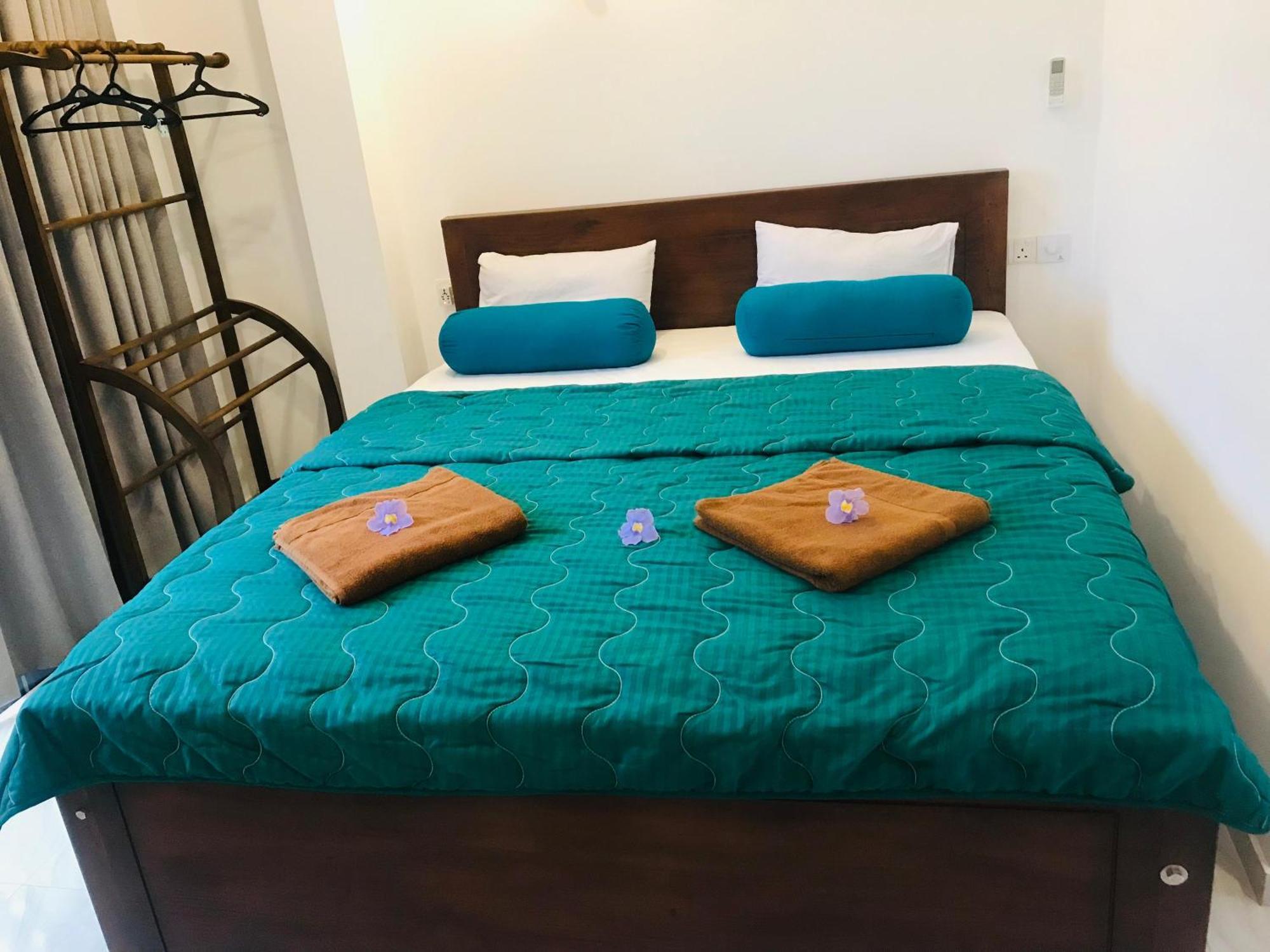 Blue Whales Hotel Хіккадува Екстер'єр фото