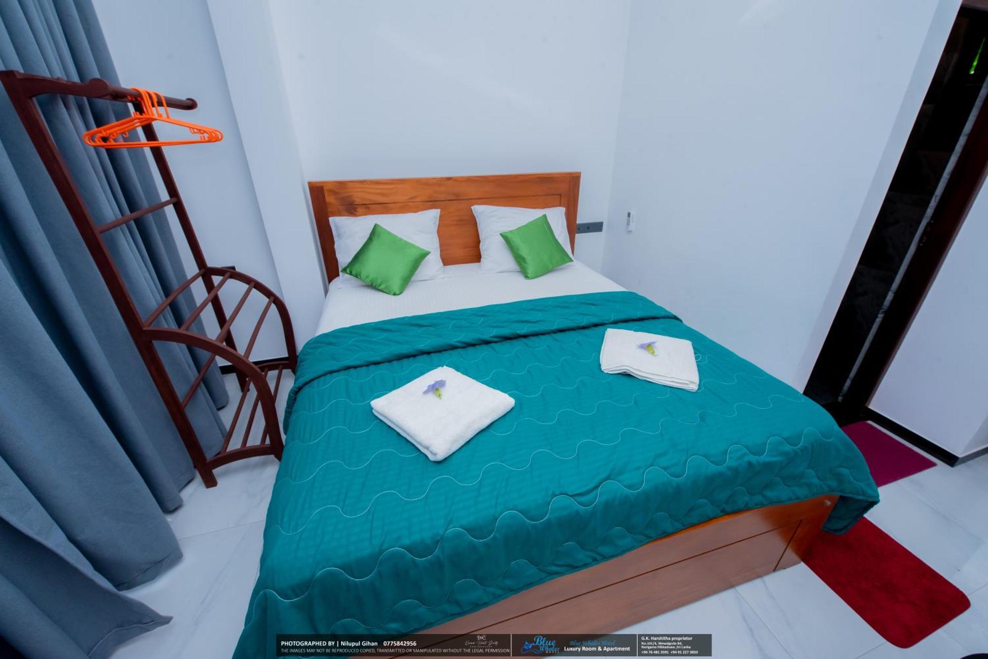 Blue Whales Hotel Хіккадува Екстер'єр фото