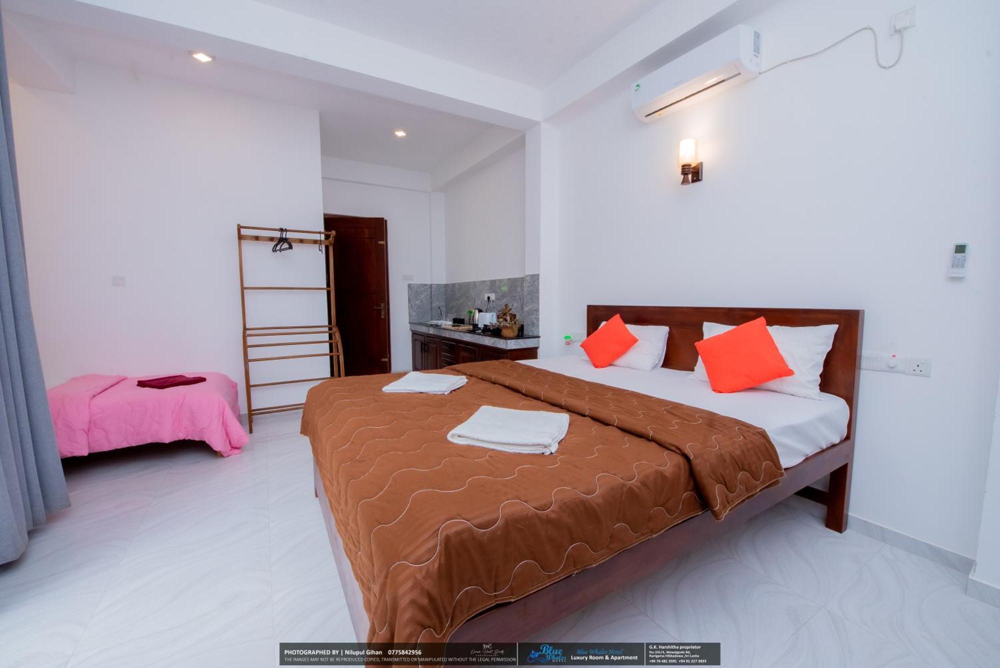 Blue Whales Hotel Хіккадува Екстер'єр фото