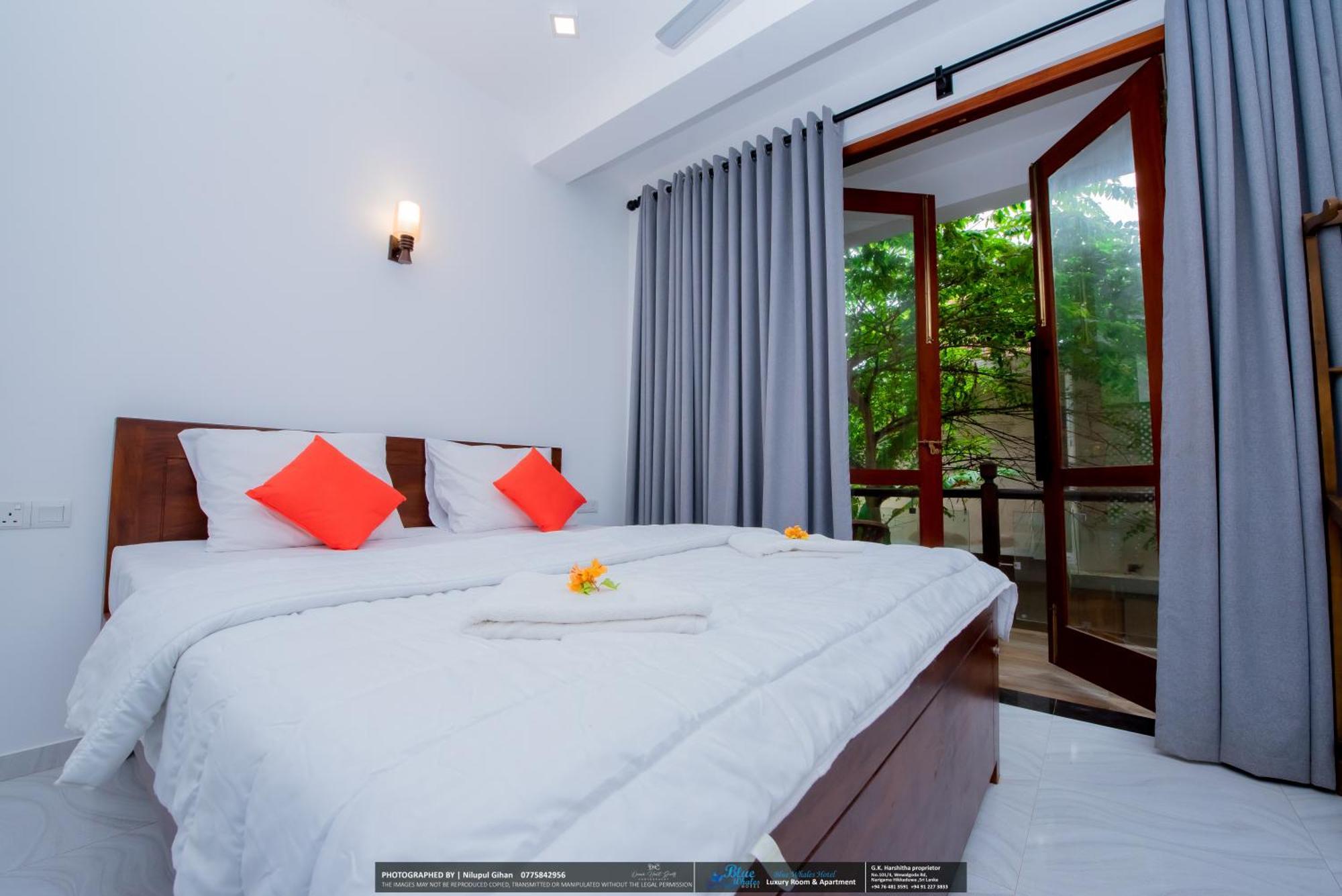 Blue Whales Hotel Хіккадува Екстер'єр фото