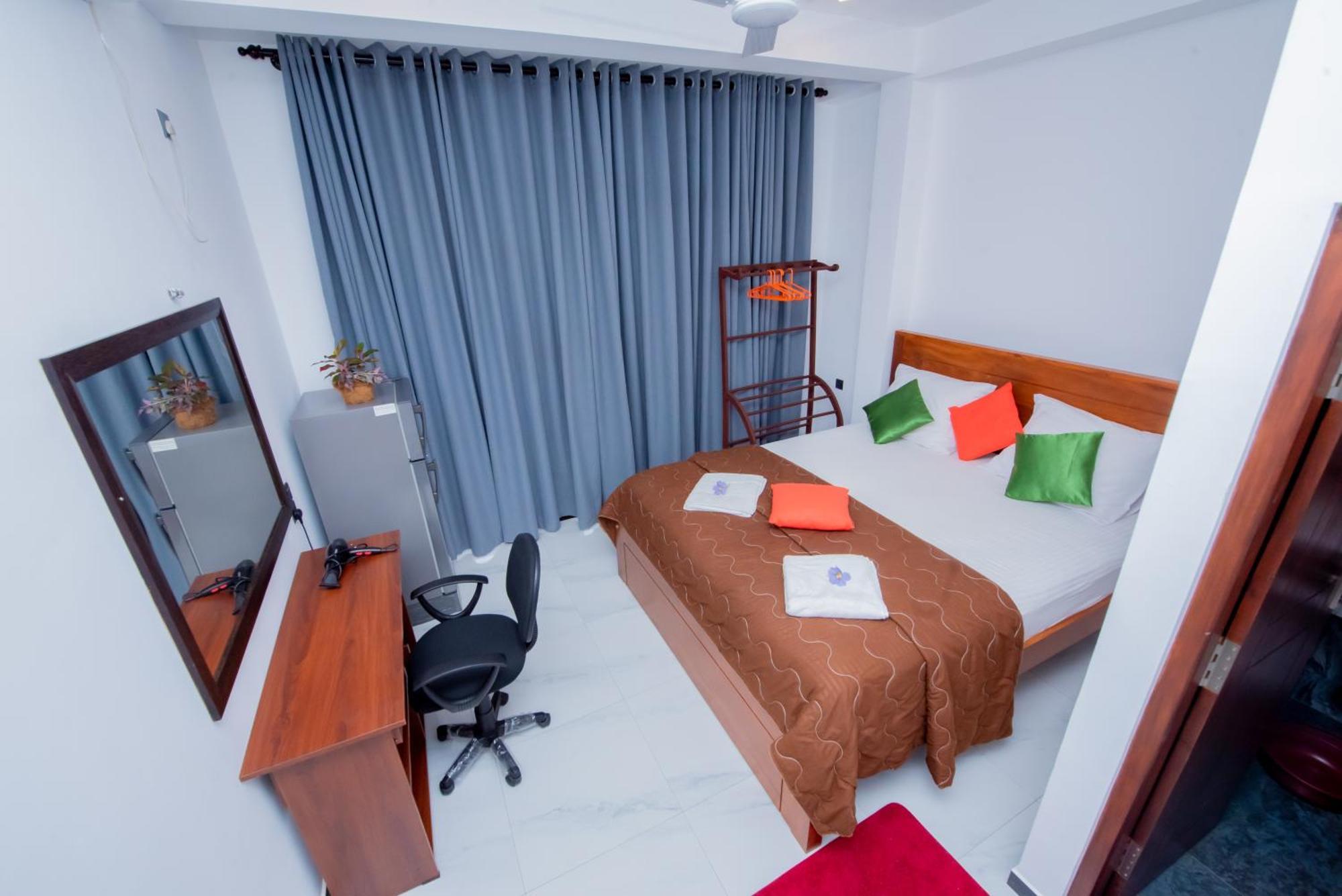 Blue Whales Hotel Хіккадува Екстер'єр фото